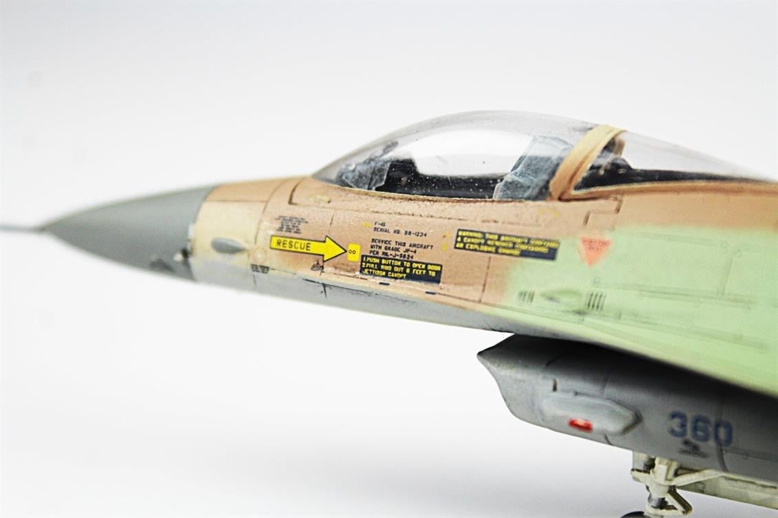 QD018 1/72 F-16C Fighting Falcon Sergilemeye Hazır Plastik Uçak Modeli