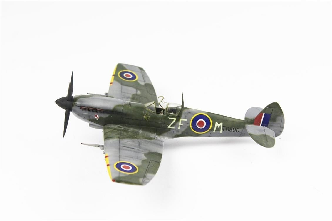 QD022 1/48 Spitfire Mk.XIII Sergilemeye Hazır Plastik Uçak Modeli