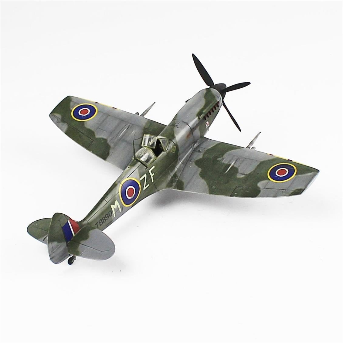 QD022 1/48 Spitfire Mk.XIII Sergilemeye Hazır Plastik Uçak Modeli