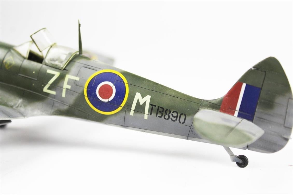 QD022 1/48 Spitfire Mk.XIII Sergilemeye Hazır Plastik Uçak Modeli