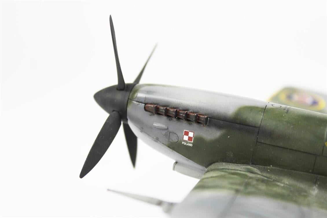 QD022 1/48 Spitfire Mk.XIII Sergilemeye Hazır Plastik Uçak Modeli