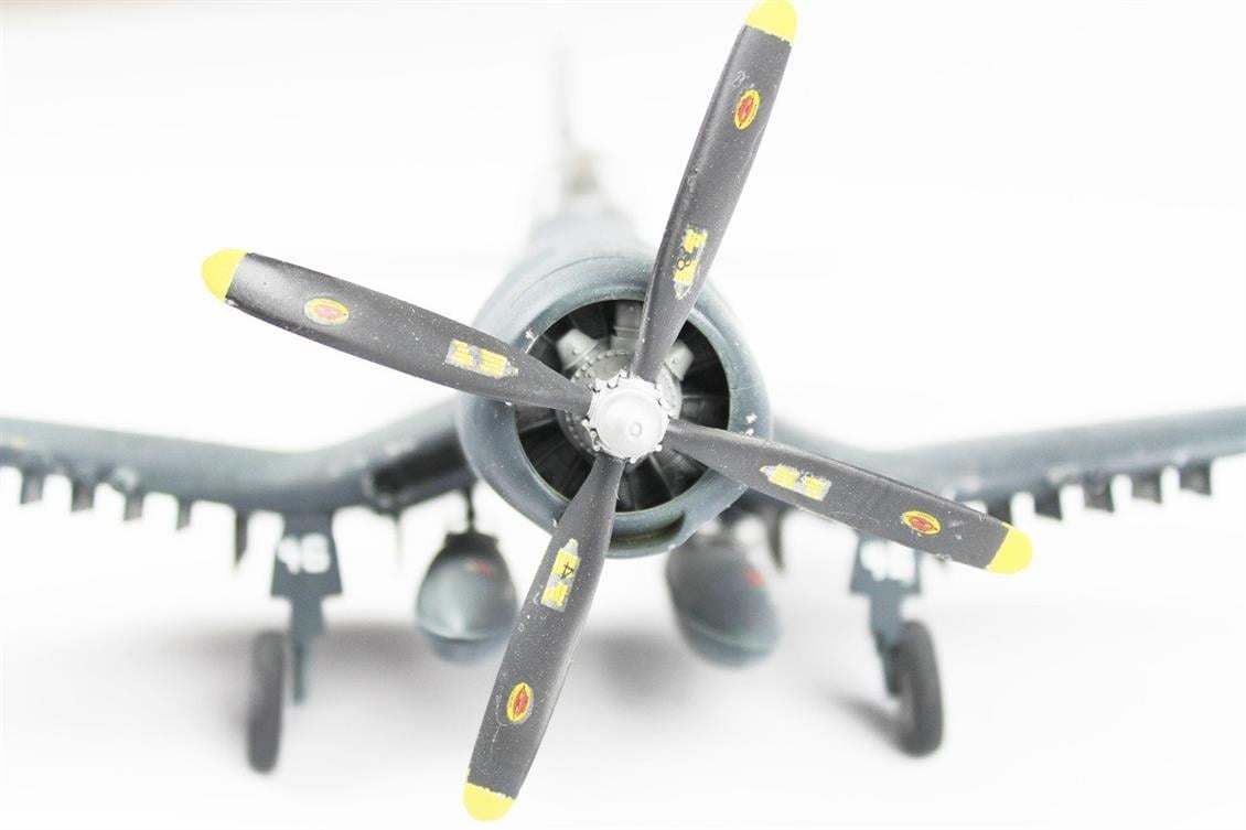 QD025 1/48 F4U5N Corsair Sergilemeye Hazır Plastik Uçak Modeli