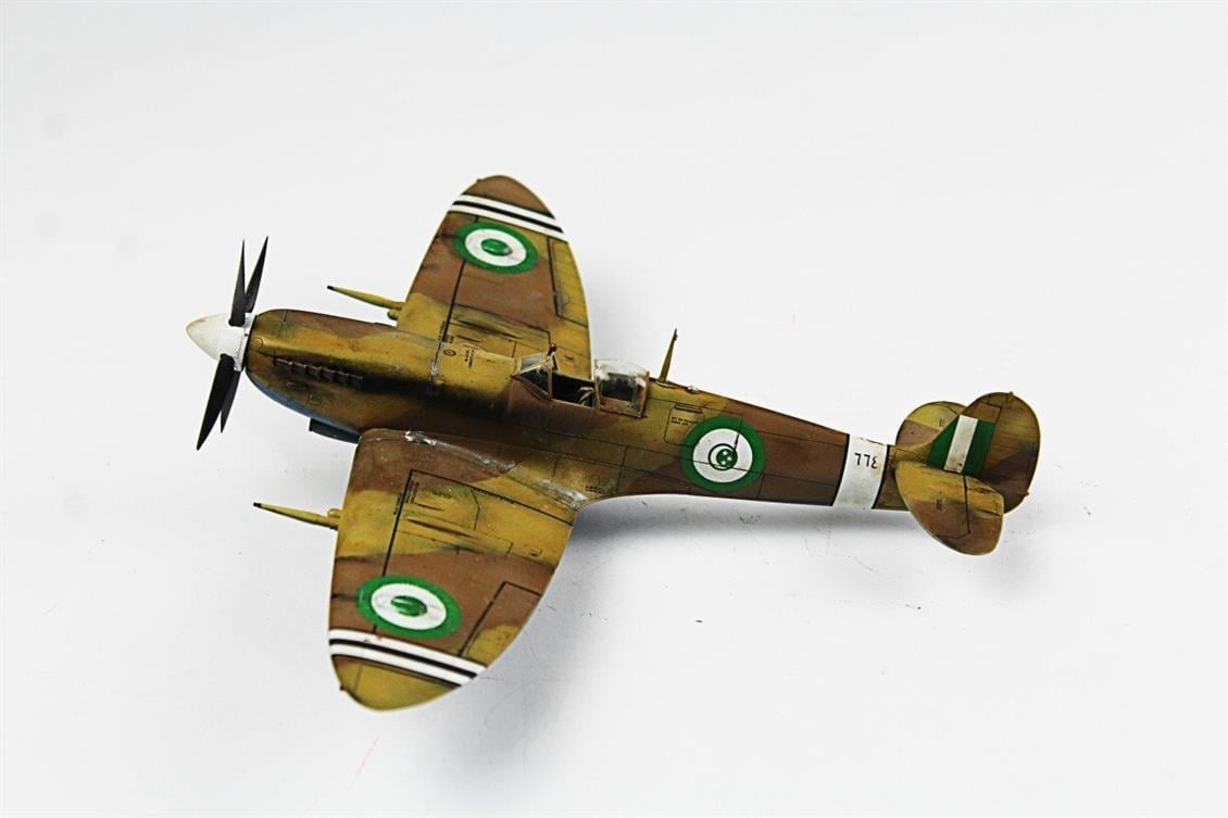 QD027 1/48 Spitfire Mk.V Sergilemeye Hazır Plastik Uçak Modeli