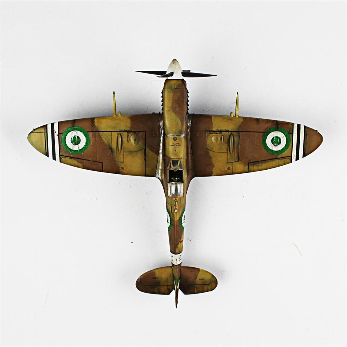 QD027 1/48 Spitfire Mk.V Sergilemeye Hazır Plastik Uçak Modeli