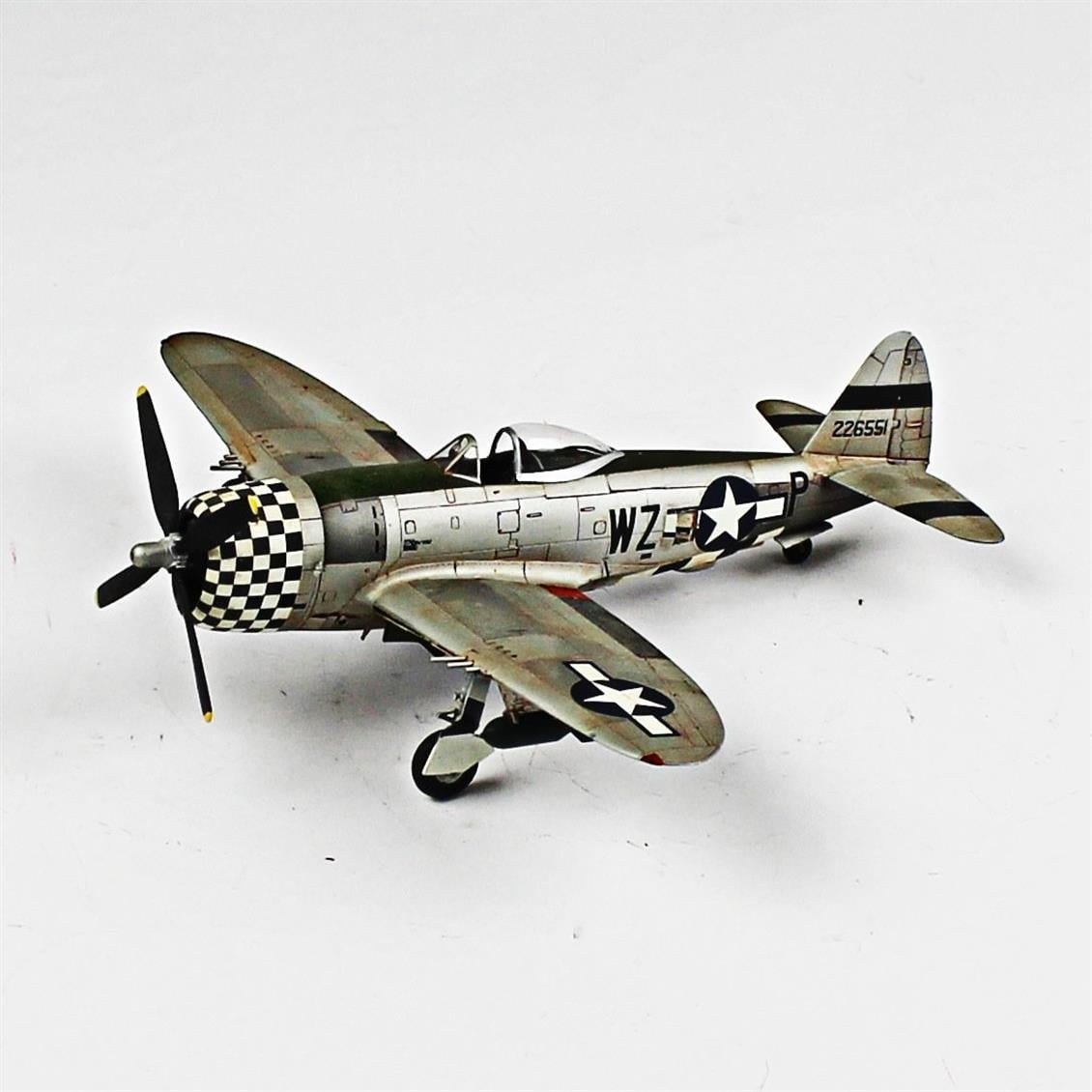 QD030 1/72 P-47D Thunderbolt Sergilemeye Hazır Plastik Uçak Modeli