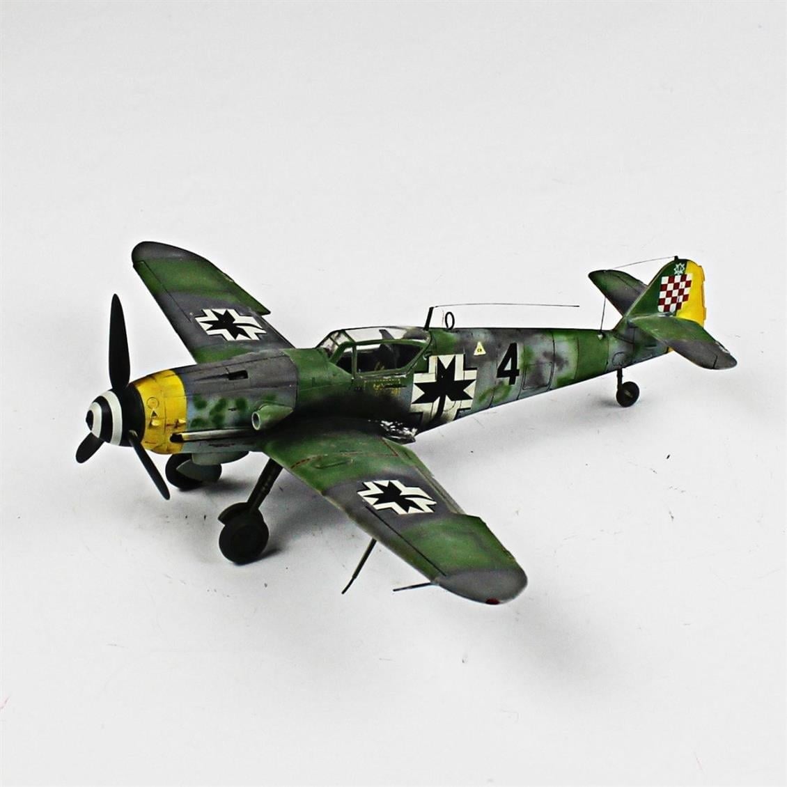 QD032 1/48 Messerschmitt Bf 109 G-2 Sergilemeye Hazır Plastik Uçak Modeli