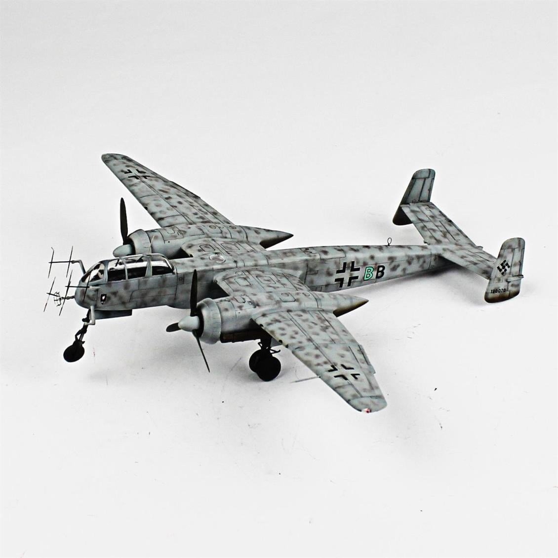QD034 1/72 HE-219 Sergilemeye Hazır Plastik Uçak Modeli