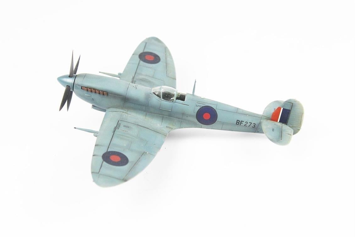 QD043 1/48 Spitfire   Sergilemeye Hazır Plastik Uçak Modeli