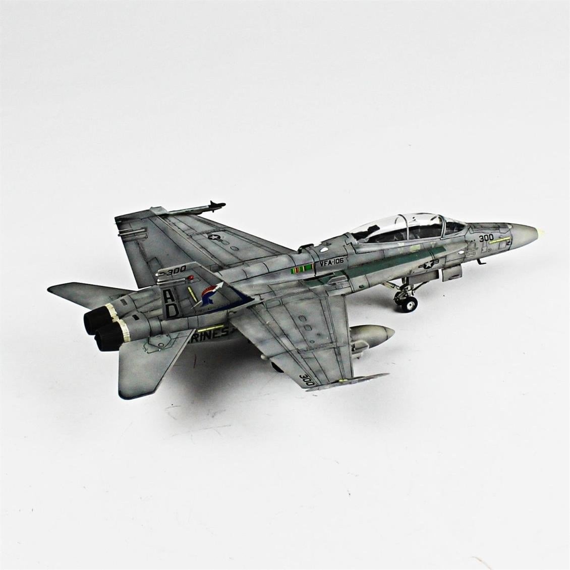 QD046 1/72 F-18D Hornet Sergilemeye Hazır Plastik Uçak Modeli