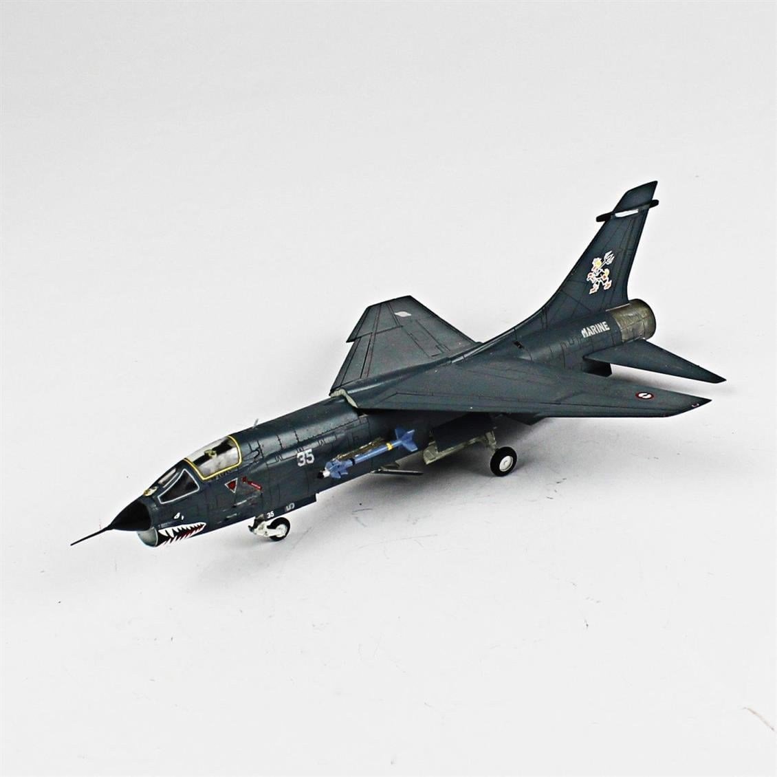 QD049 1/72 F-8E Crusader Sergilemeye Hazır Plastik Uçak Modeli