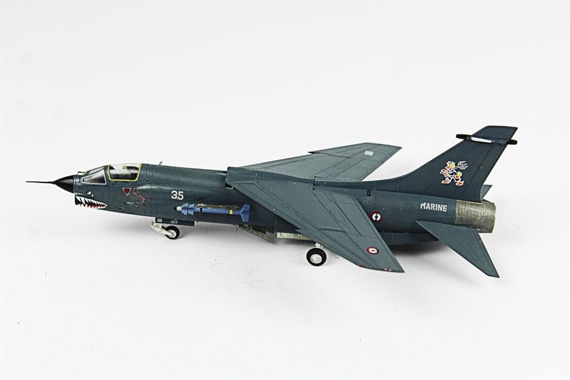 QD049 1/72 F-8E Crusader Sergilemeye Hazır Plastik Uçak Modeli