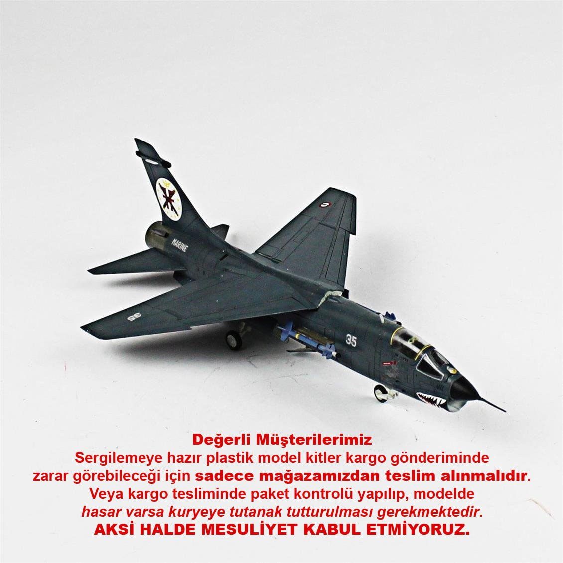 QD049 1/72 F-8E Crusader Sergilemeye Hazır Plastik Uçak Modeli