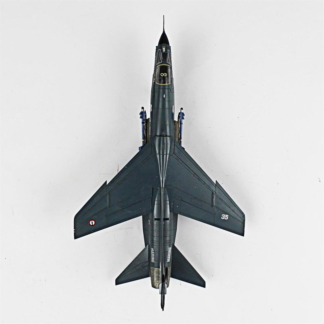 QD049 1/72 F-8E Crusader Sergilemeye Hazır Plastik Uçak Modeli