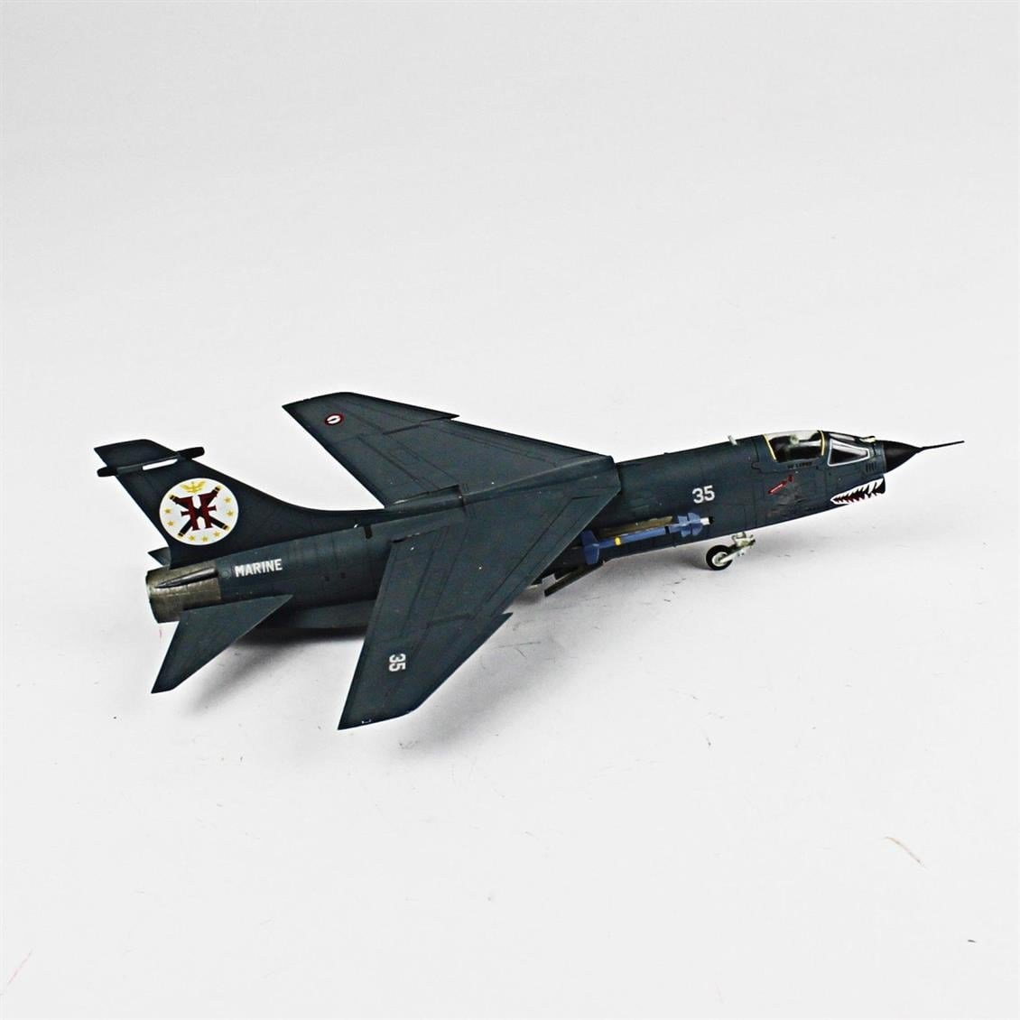 QD049 1/72 F-8E Crusader Sergilemeye Hazır Plastik Uçak Modeli