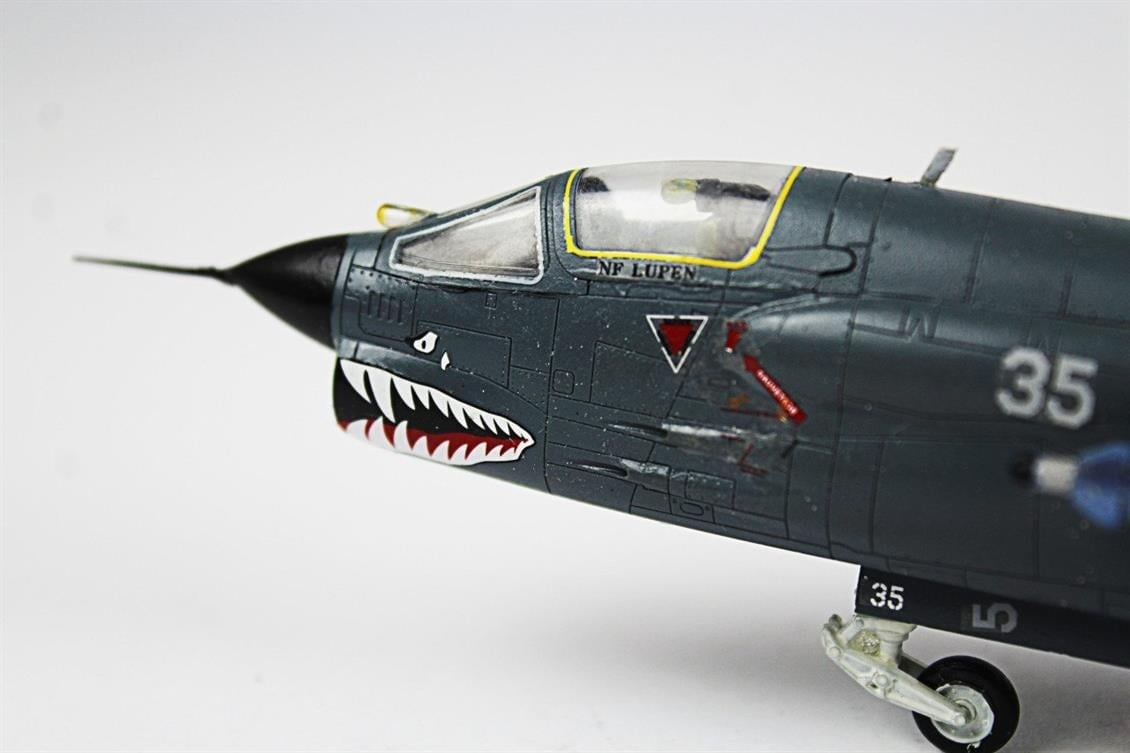 QD049 1/72 F-8E Crusader Sergilemeye Hazır Plastik Uçak Modeli