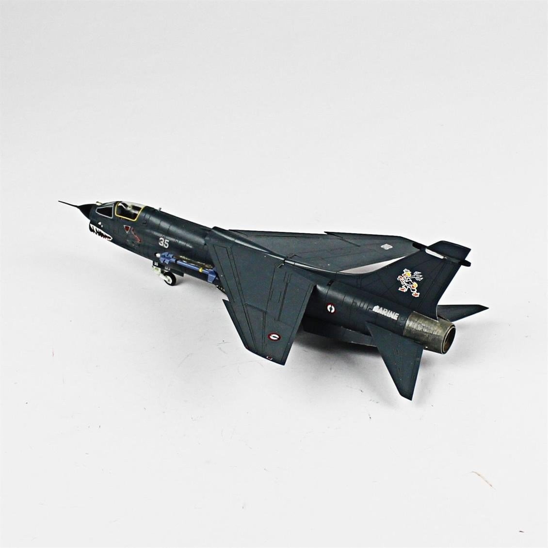 QD049 1/72 F-8E Crusader Sergilemeye Hazır Plastik Uçak Modeli