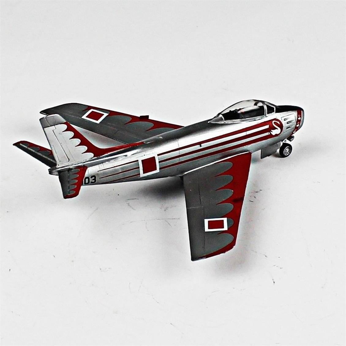 QD053  1/72 F-86E Sabre Sergilemeye Hazır Plastik Uçak Modeli