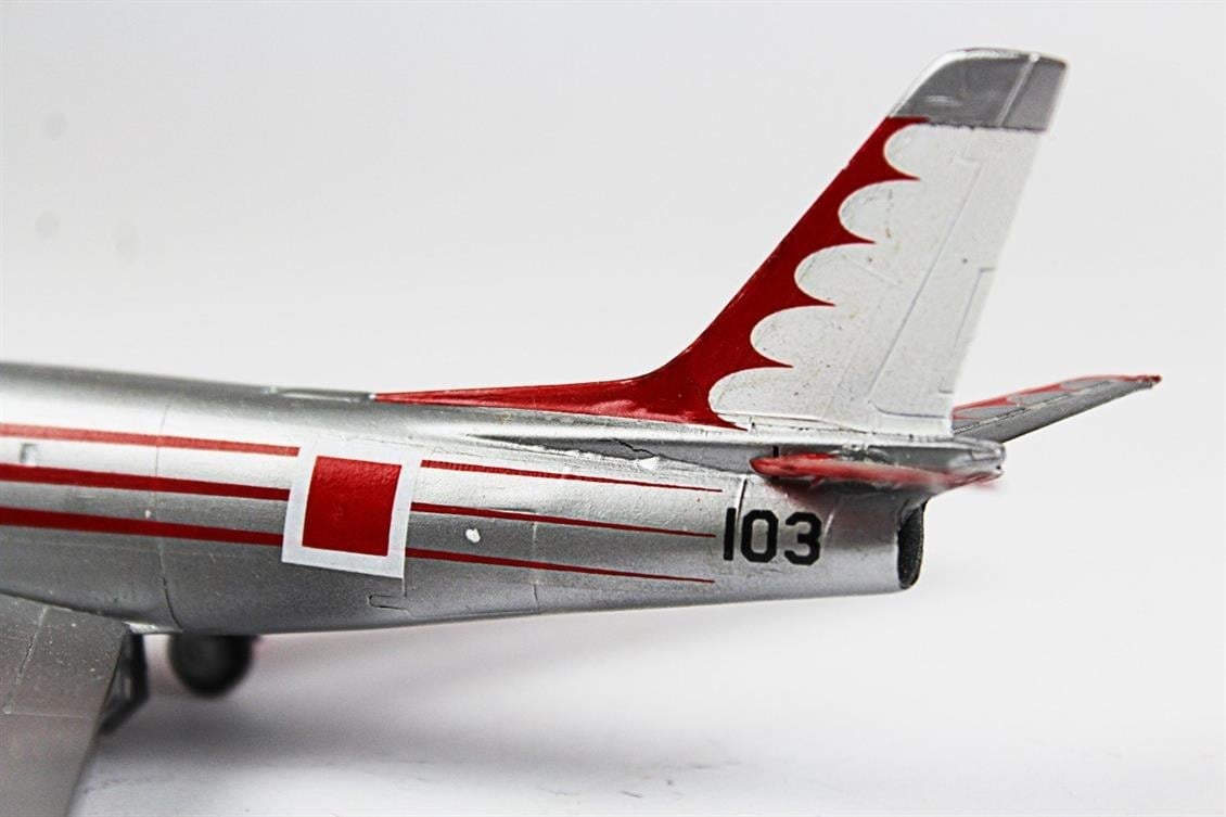 QD053  1/72 F-86E Sabre Sergilemeye Hazır Plastik Uçak Modeli
