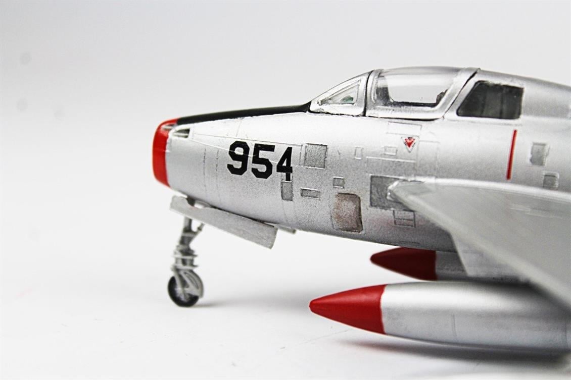 QD054 1/72 F-84F Thunderstreak Sergilemeye Hazır Plastik Uçak Modeli