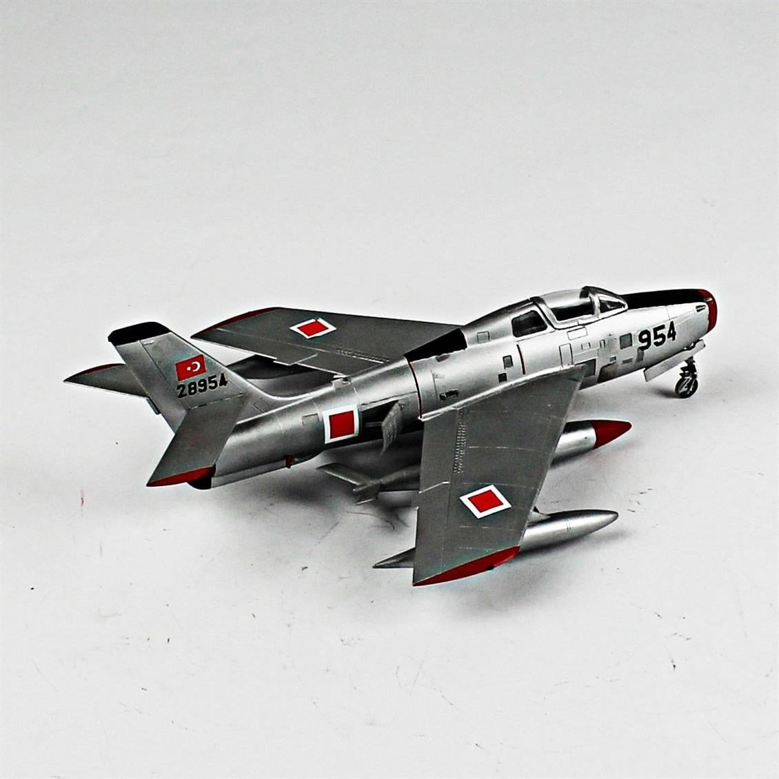 QD054 1/72 F-84F Thunderstreak Sergilemeye Hazır Plastik Uçak Modeli