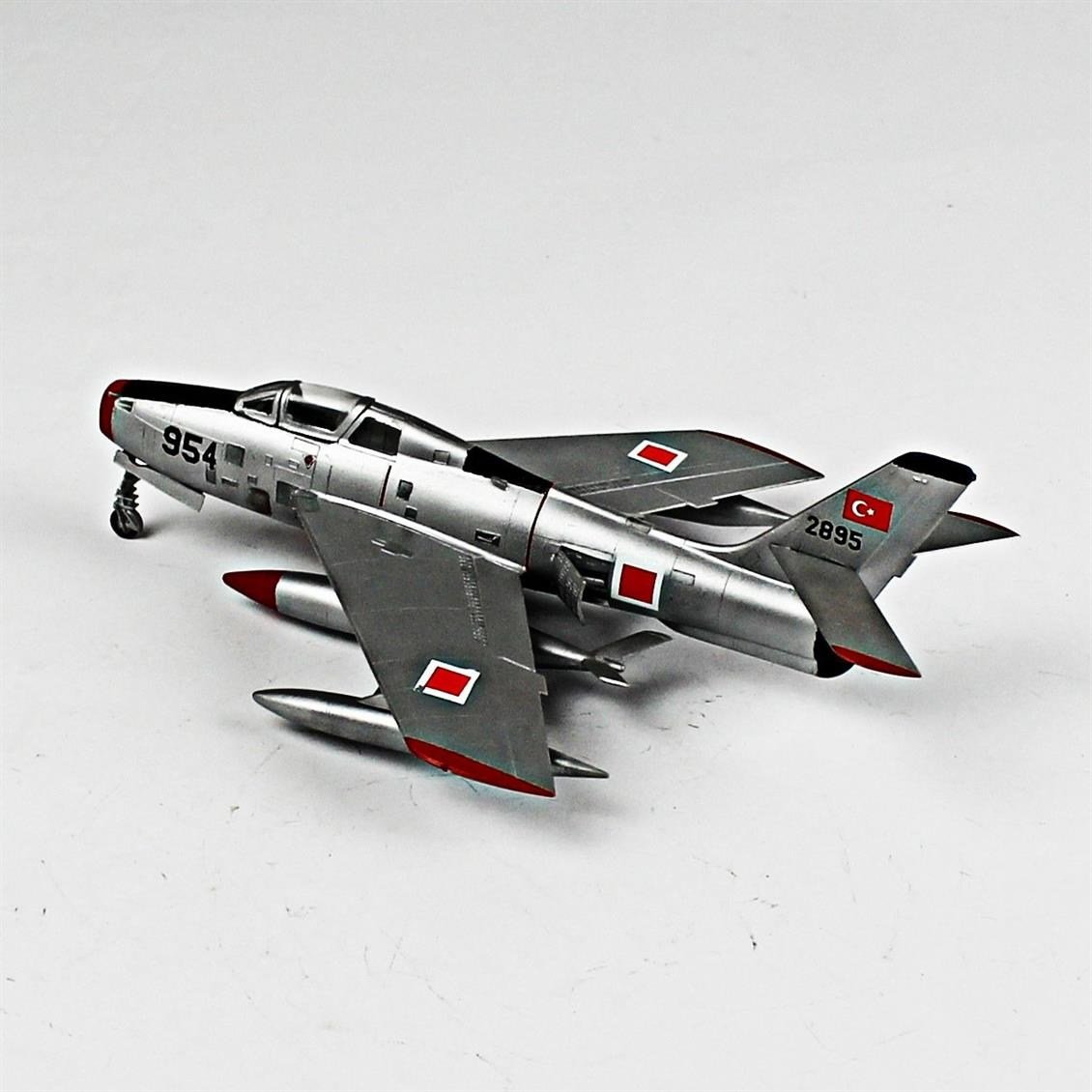 QD054 1/72 F-84F Thunderstreak Sergilemeye Hazır Plastik Uçak Modeli