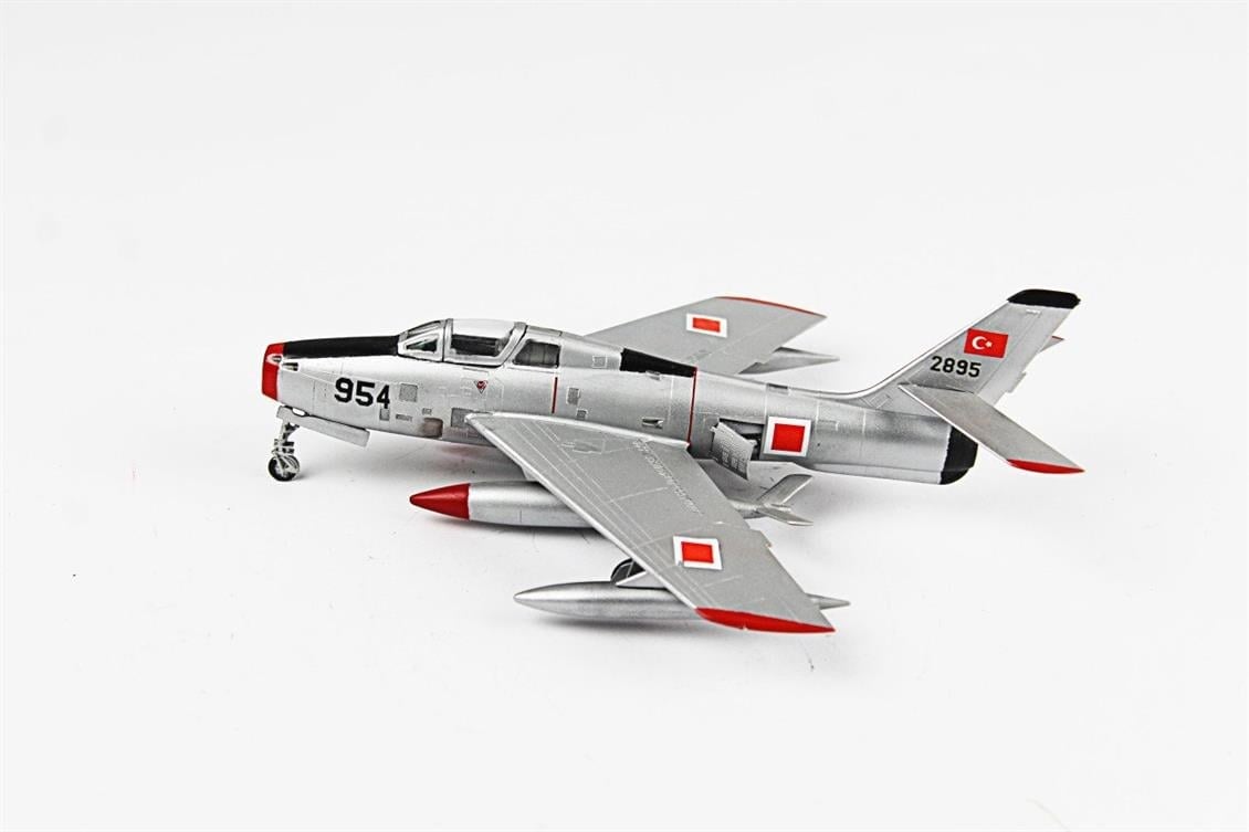 QD054 1/72 F-84F Thunderstreak Sergilemeye Hazır Plastik Uçak Modeli