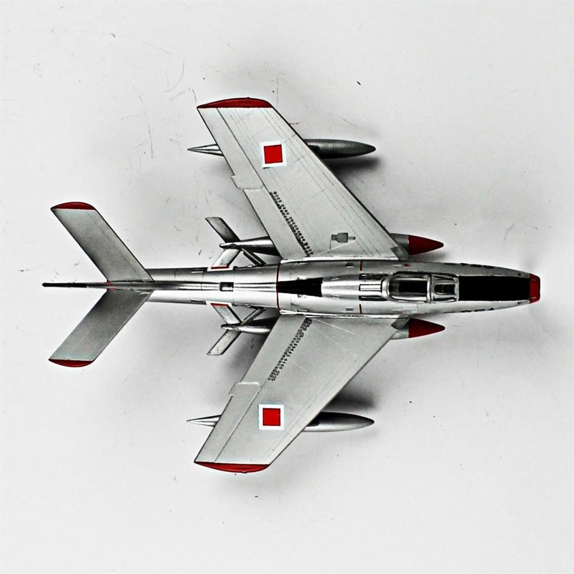 QD054 1/72 F-84F Thunderstreak Sergilemeye Hazır Plastik Uçak Modeli