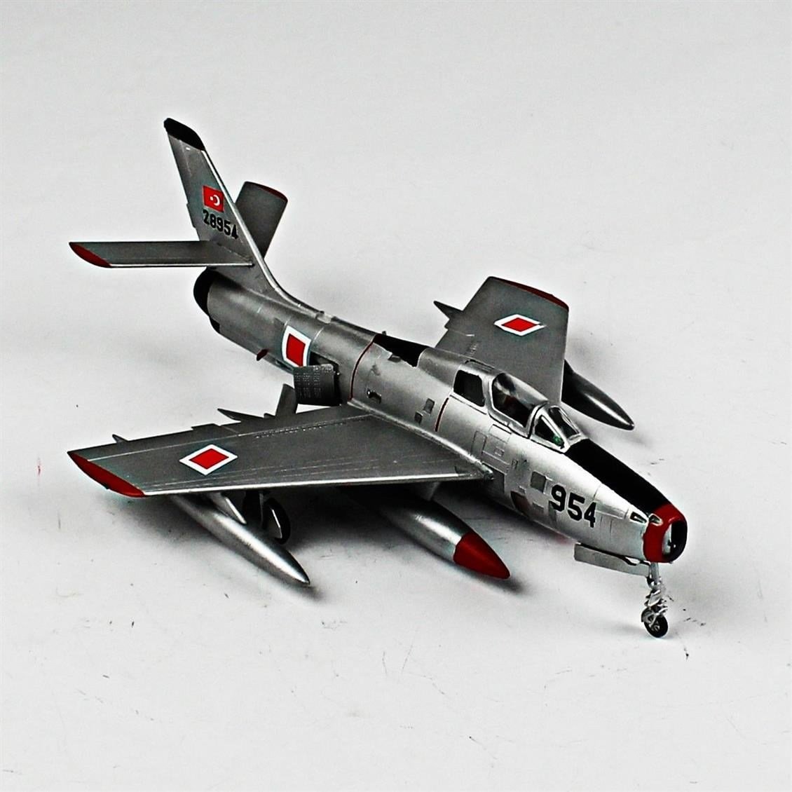 QD054 1/72 F-84F Thunderstreak Sergilemeye Hazır Plastik Uçak Modeli