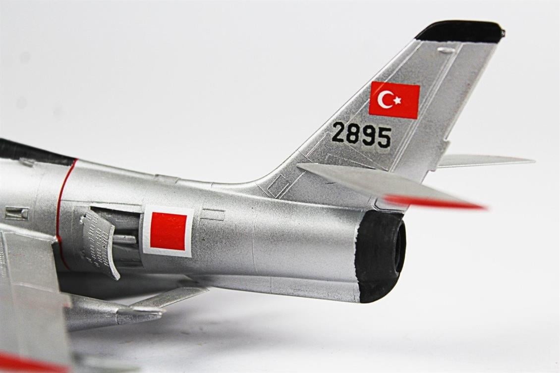 QD054 1/72 F-84F Thunderstreak Sergilemeye Hazır Plastik Uçak Modeli