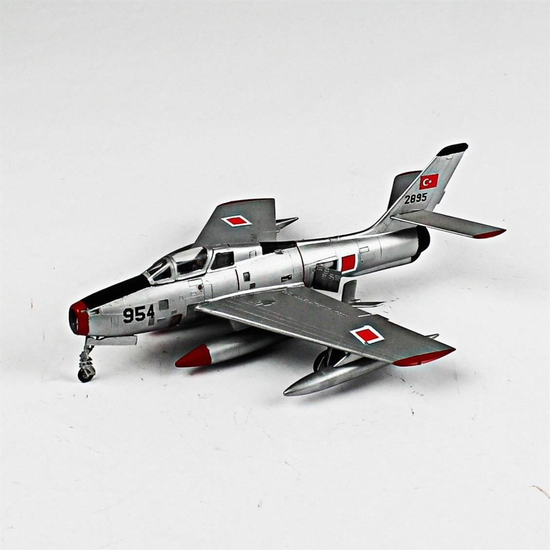 QD054 1/72 F-84F Thunderstreak Sergilemeye Hazır Plastik Uçak Modeli