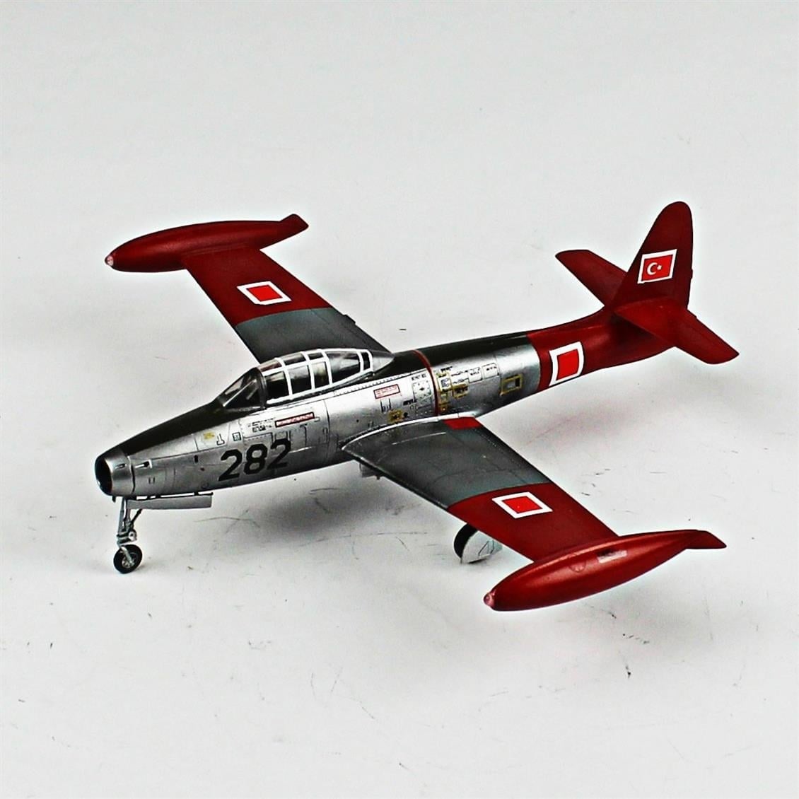 QD056 1/72 F-84G Thunderjet Sergilemeye Hazır Plastik Uçak Modeli