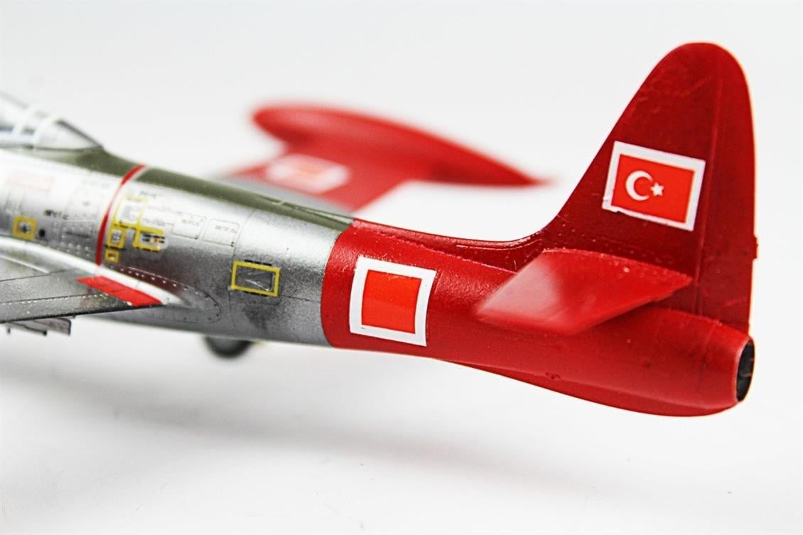 QD056 1/72 F-84G Thunderjet Sergilemeye Hazır Plastik Uçak Modeli