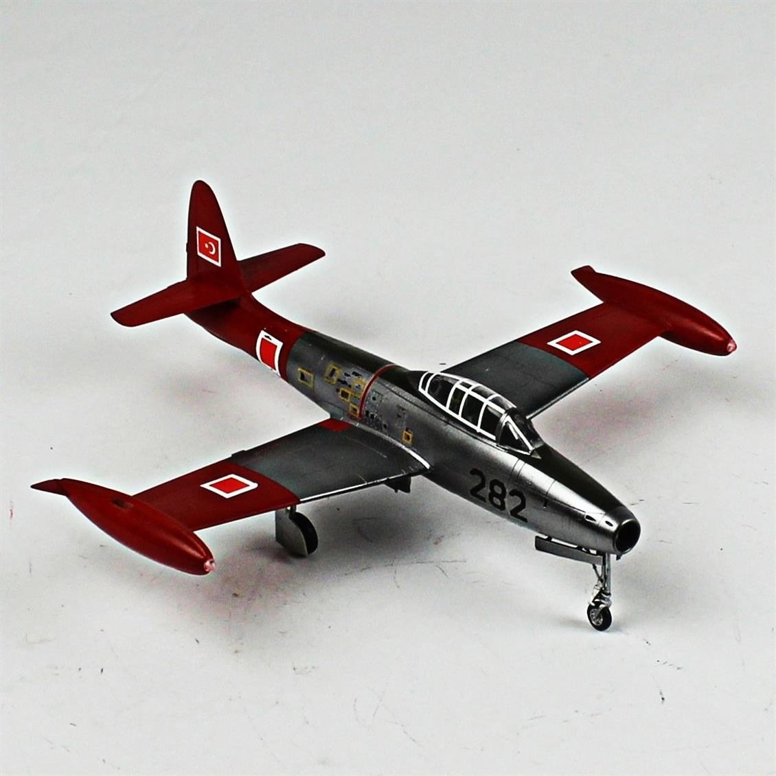 QD056 1/72 F-84G Thunderjet Sergilemeye Hazır Plastik Uçak Modeli
