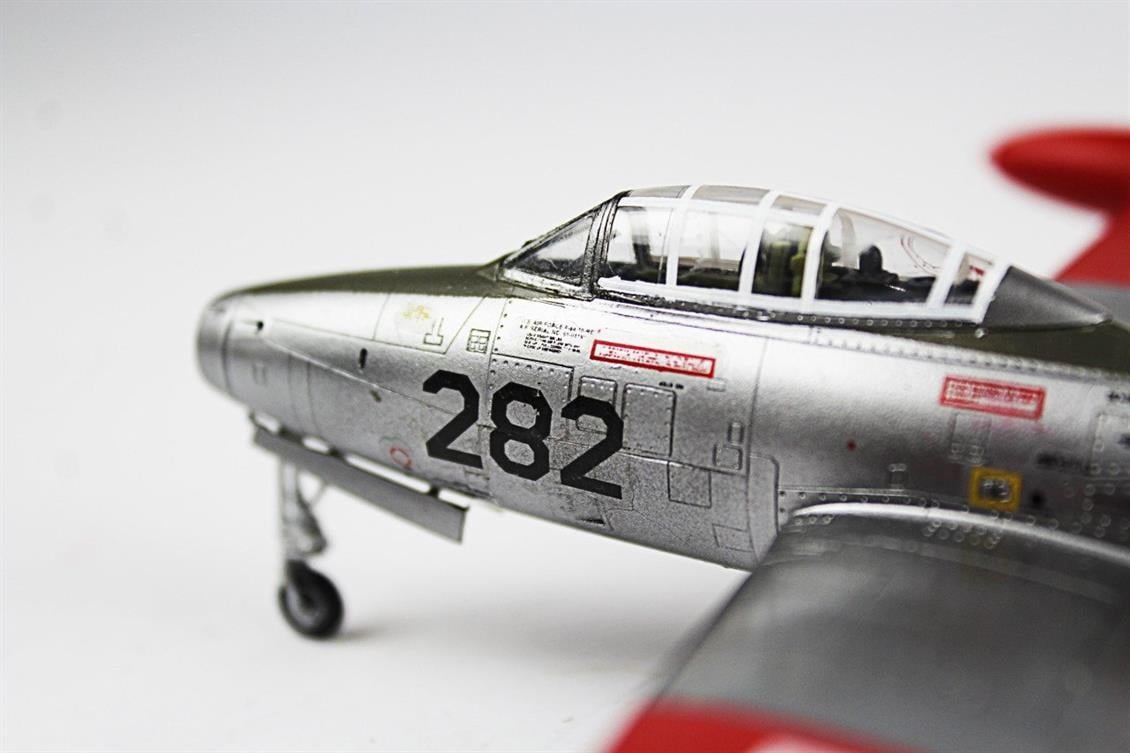 QD056 1/72 F-84G Thunderjet Sergilemeye Hazır Plastik Uçak Modeli