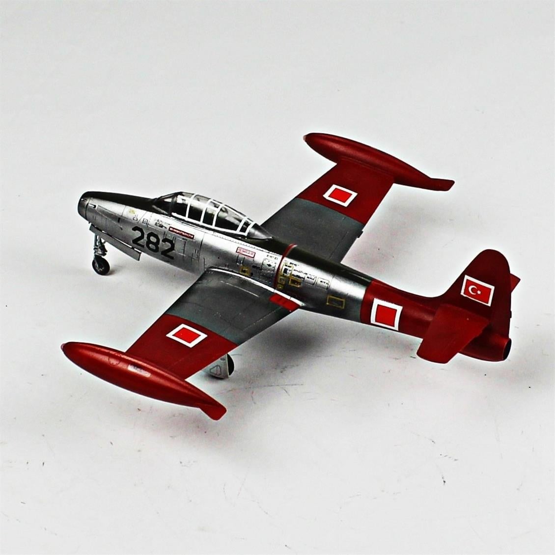 QD056 1/72 F-84G Thunderjet Sergilemeye Hazır Plastik Uçak Modeli