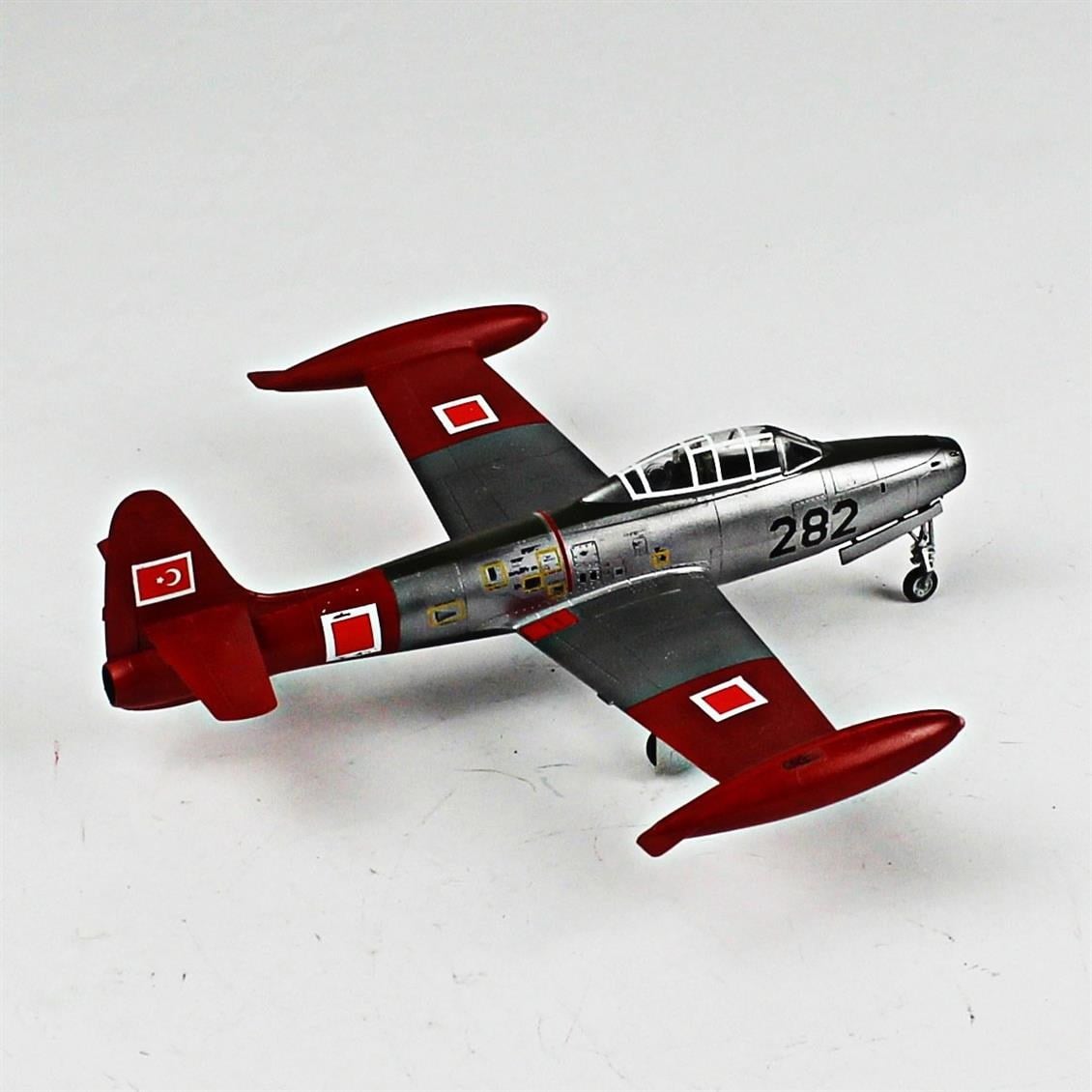 QD056 1/72 F-84G Thunderjet Sergilemeye Hazır Plastik Uçak Modeli