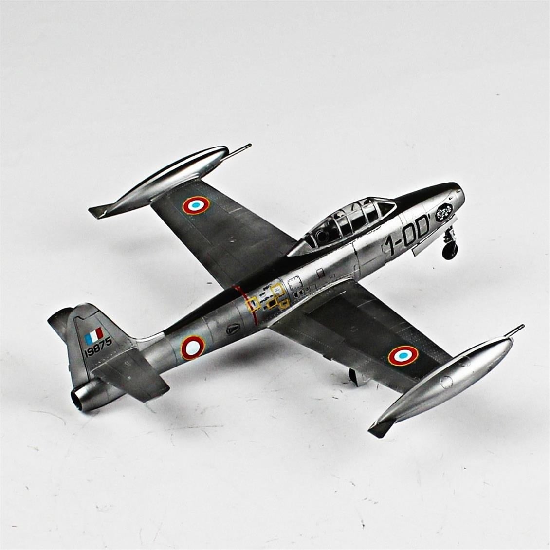 QD058 1/72 F-84G Thunderjet Sergilemeye Hazır Plastik Uçak Modeli
