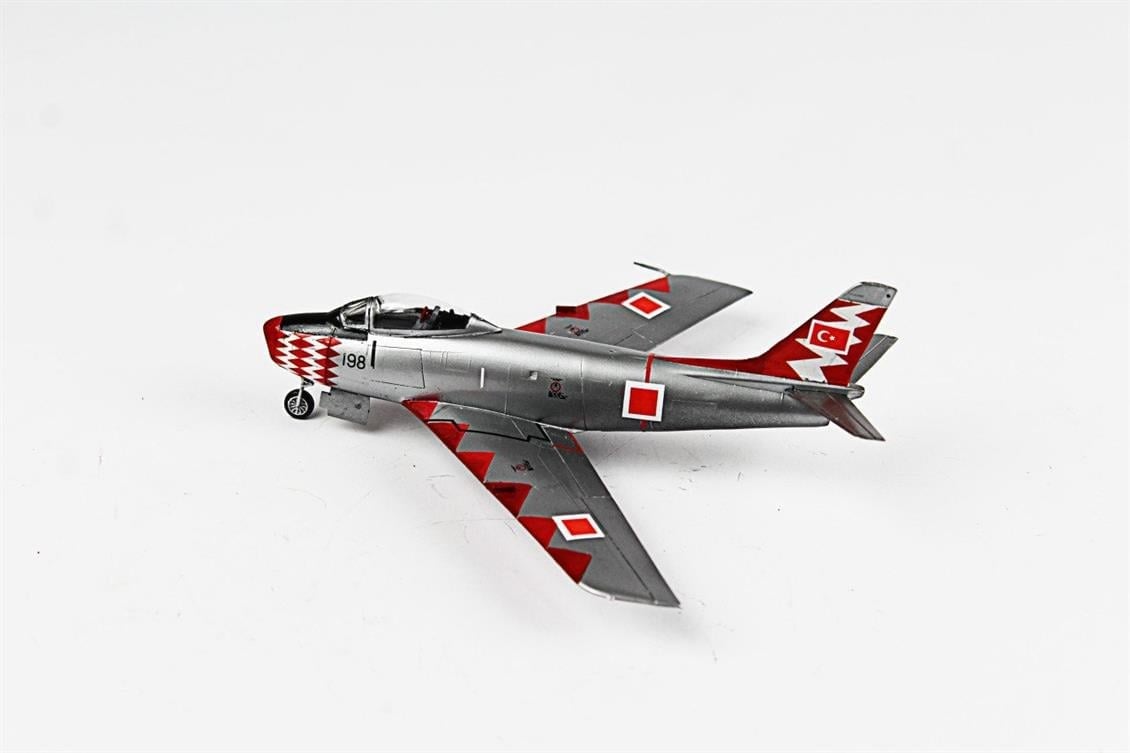 QD059 1/72 F-86E Sabre Sergilemeye Hazır Plastik Uçak Modeli