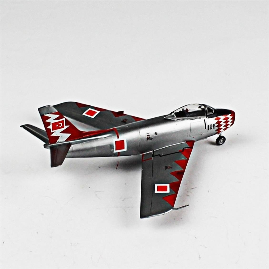 QD059 1/72 F-86E Sabre Sergilemeye Hazır Plastik Uçak Modeli