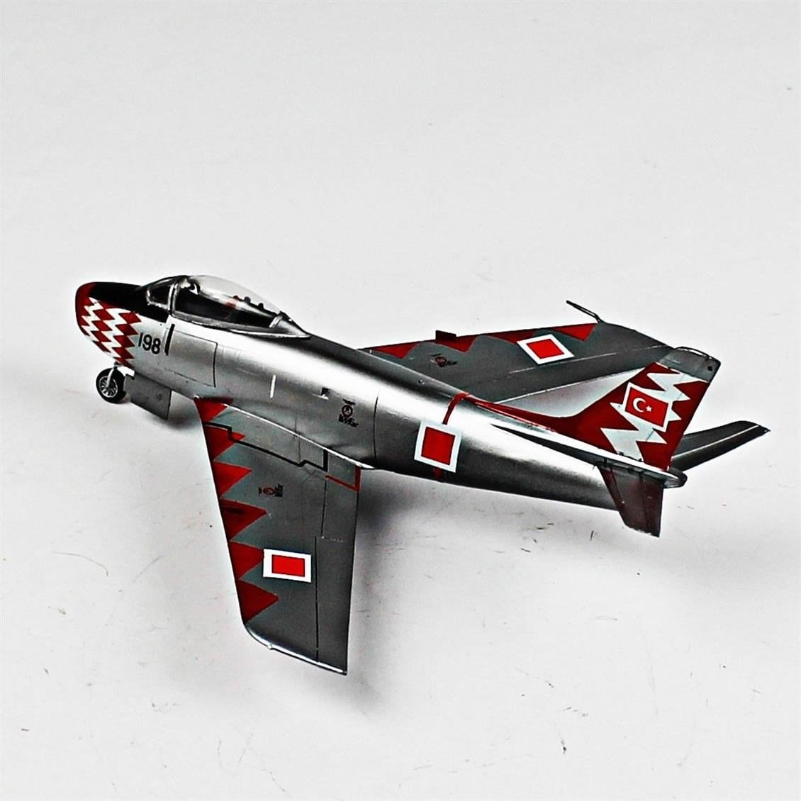 QD059 1/72 F-86E Sabre Sergilemeye Hazır Plastik Uçak Modeli