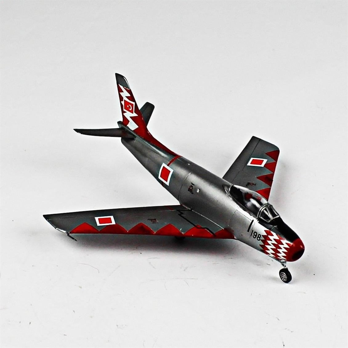 QD059 1/72 F-86E Sabre Sergilemeye Hazır Plastik Uçak Modeli