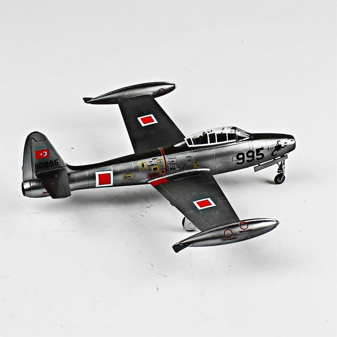 QD064 1/72 F-84G Thunderjet Sergilemeye Hazır Plastik Uçak Modeli