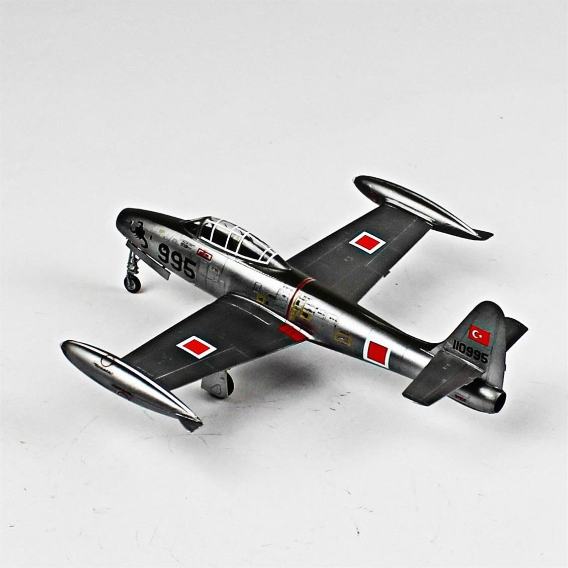 QD064 1/72 F-84G Thunderjet Sergilemeye Hazır Plastik Uçak Modeli