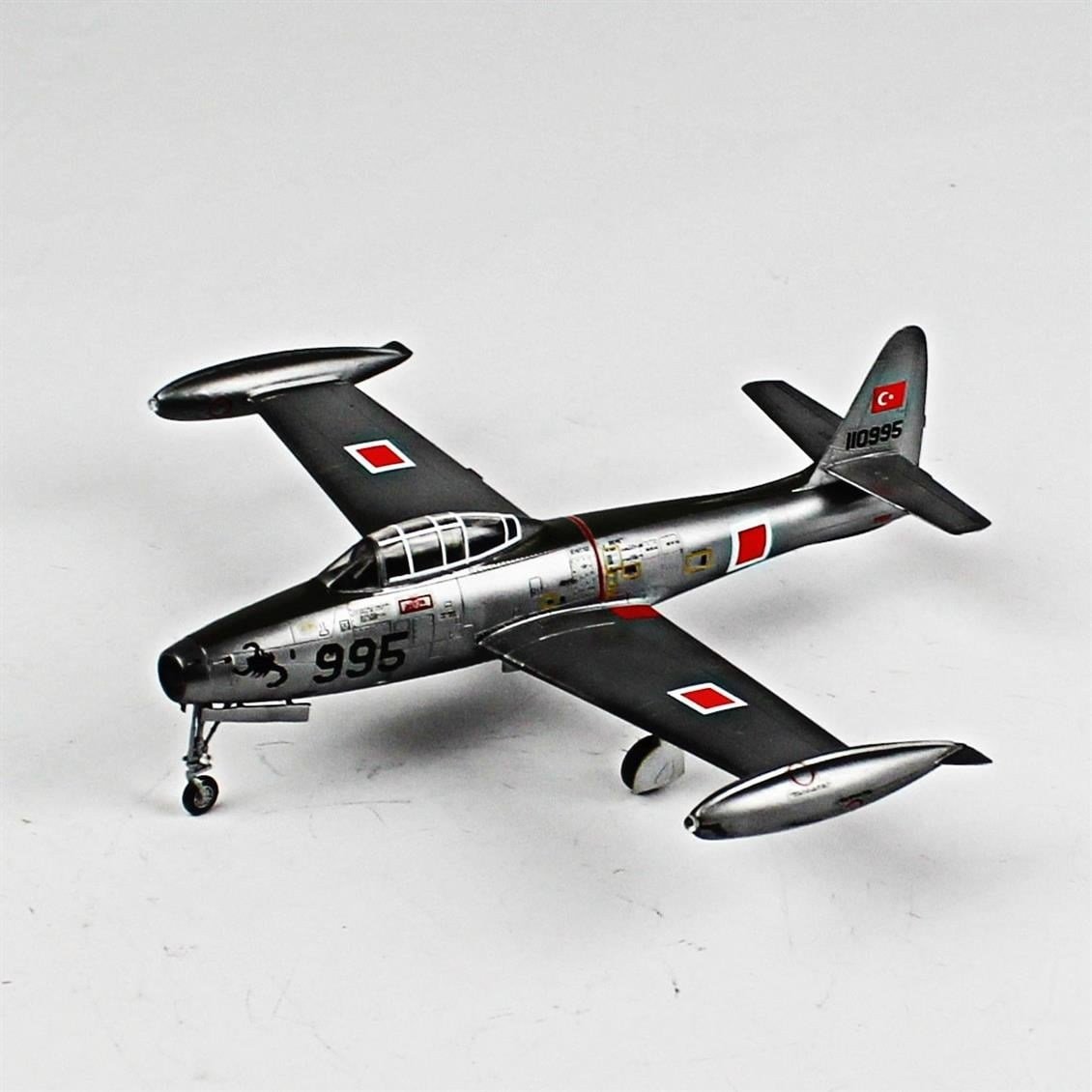 QD064 1/72 F-84G Thunderjet Sergilemeye Hazır Plastik Uçak Modeli