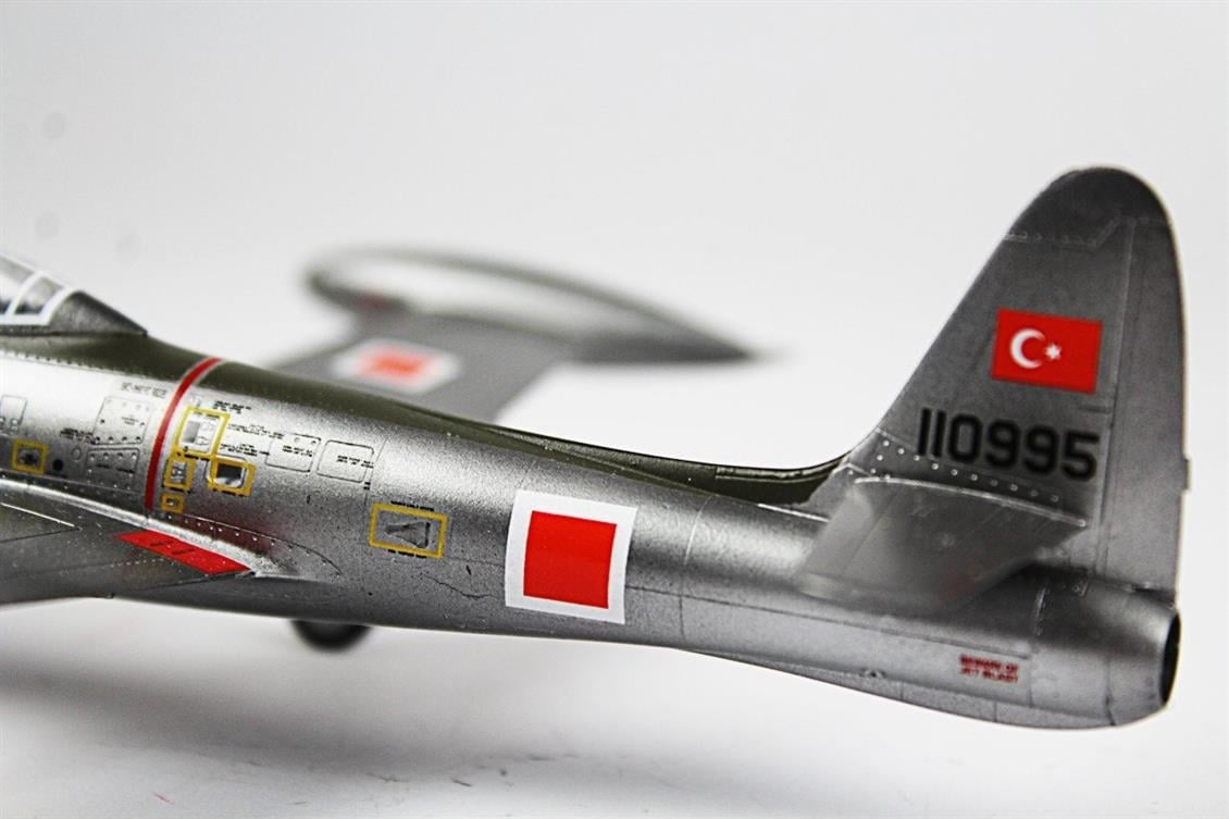 QD064 1/72 F-84G Thunderjet Sergilemeye Hazır Plastik Uçak Modeli