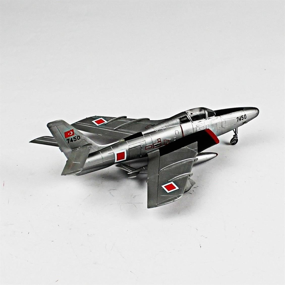 QD065 1/72 RF-84F Thunderflash Sergilemeye Hazır Plastik Uçak Modeli
