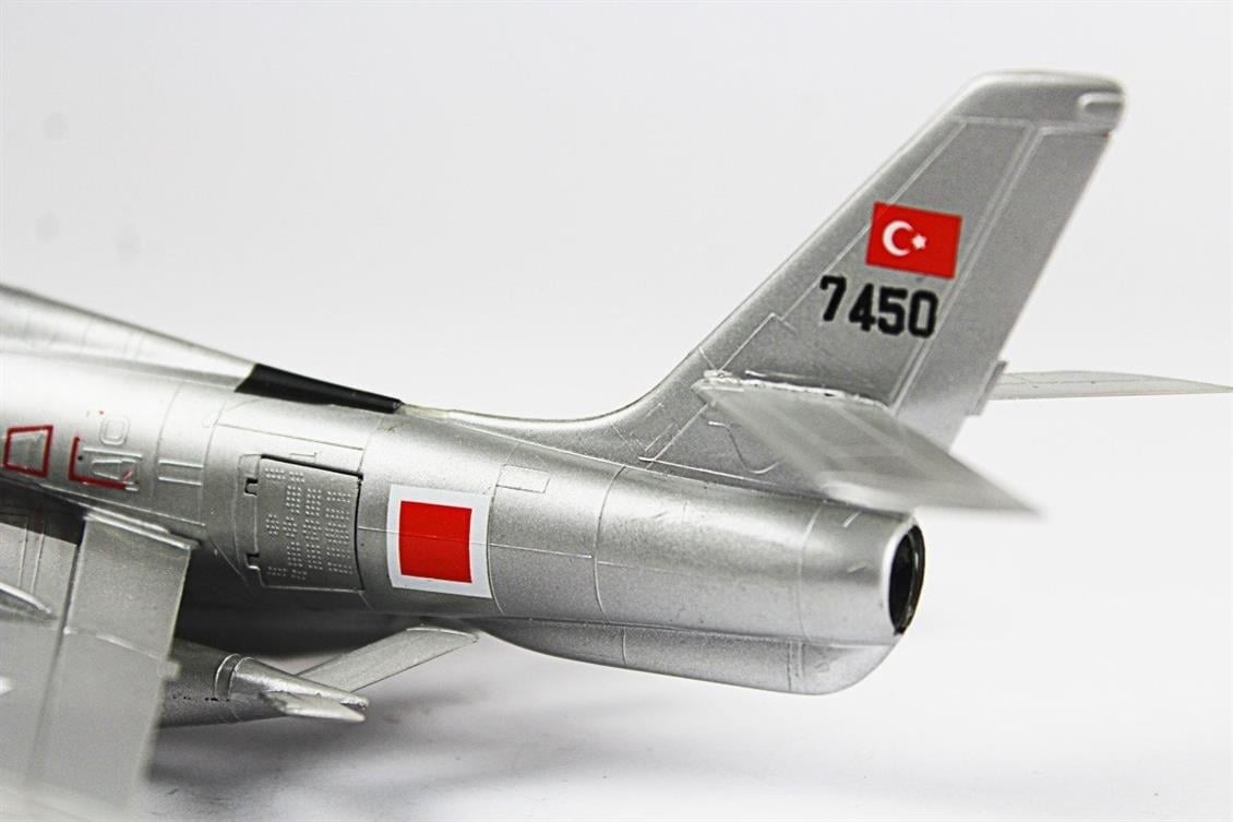 QD065 1/72 RF-84F Thunderflash Sergilemeye Hazır Plastik Uçak Modeli
