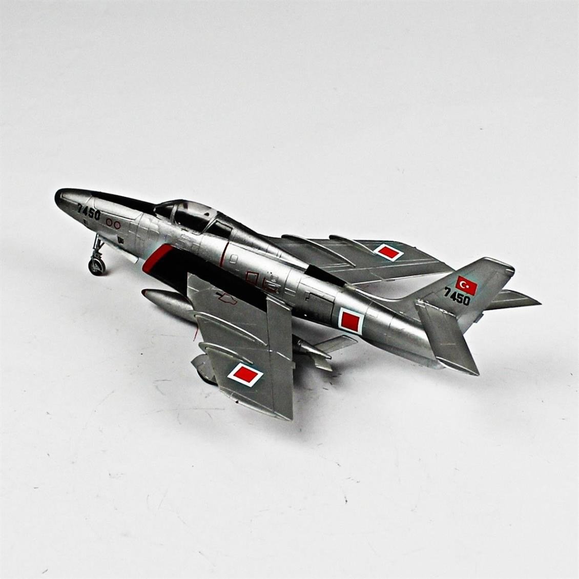 QD065 1/72 RF-84F Thunderflash Sergilemeye Hazır Plastik Uçak Modeli