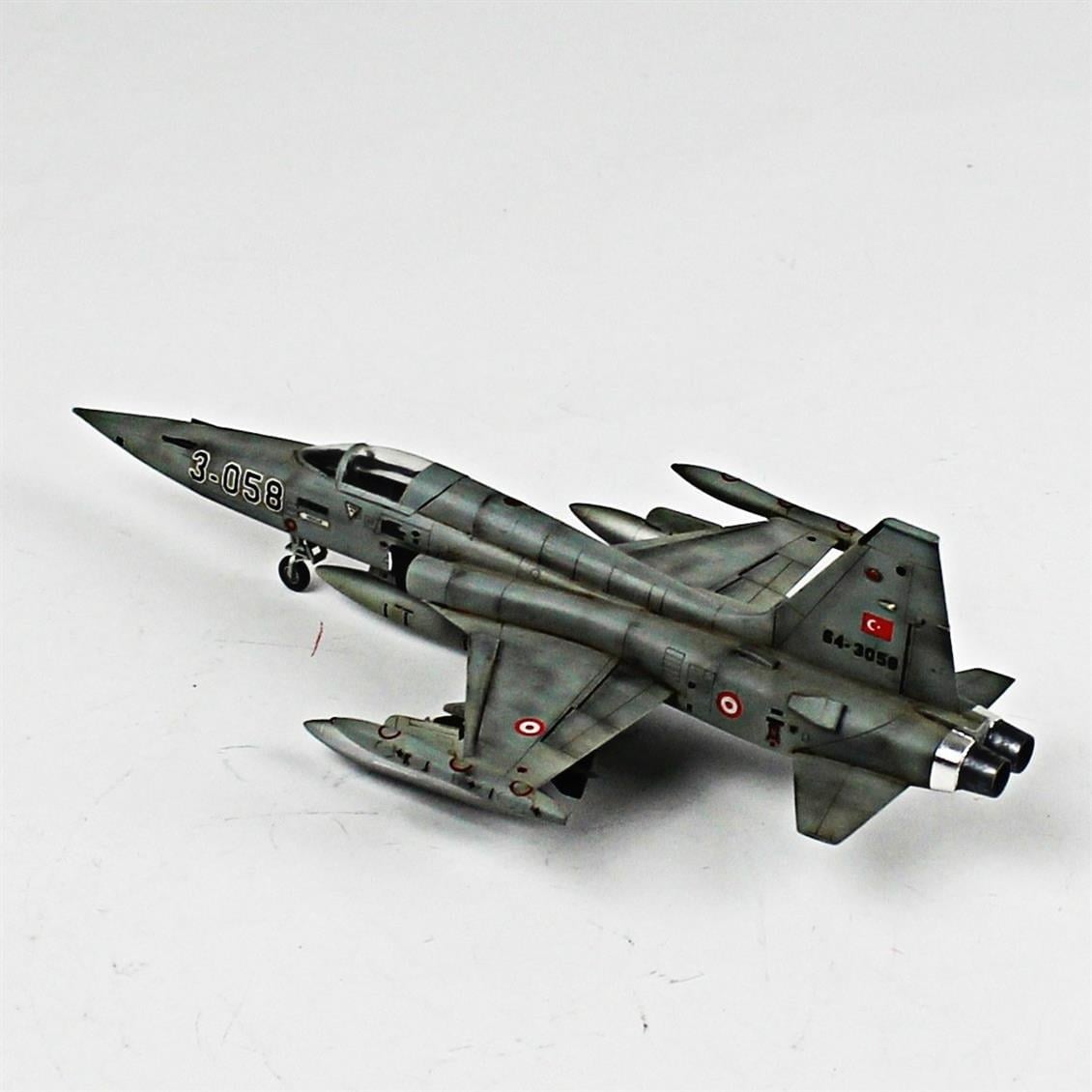 QD067 1/72 F-5N Freedom Fighter Sergilemeye Hazır Plastik Uçak Modeli
