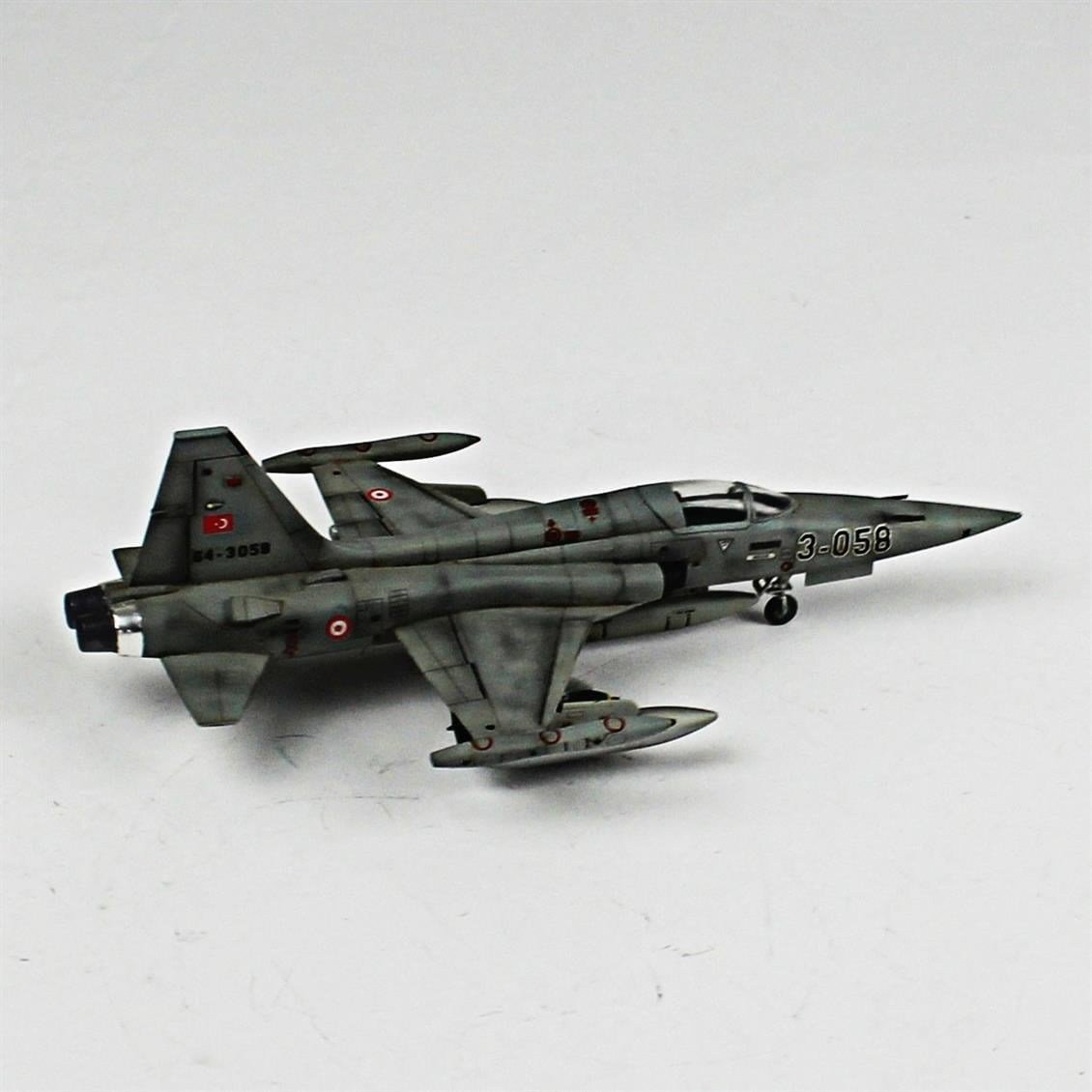 QD067 1/72 F-5N Freedom Fighter Sergilemeye Hazır Plastik Uçak Modeli